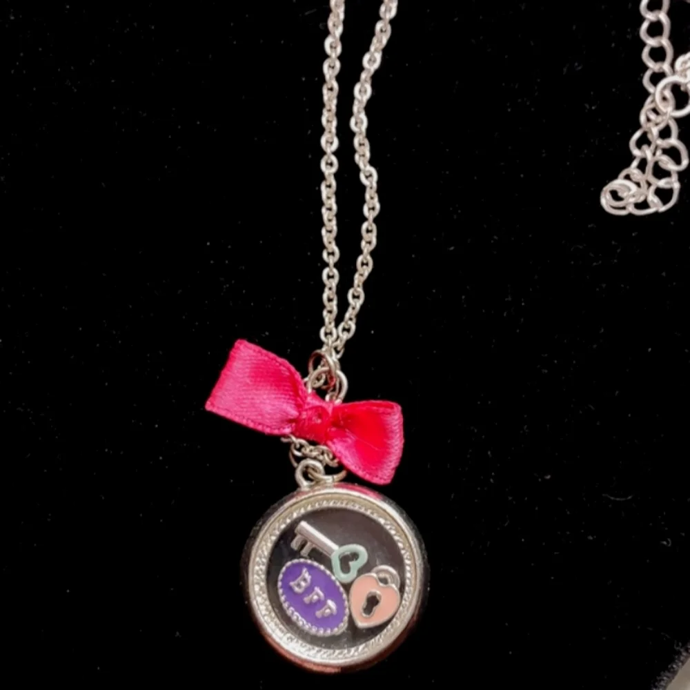 BFF Story Locket with Floating charms NWOT